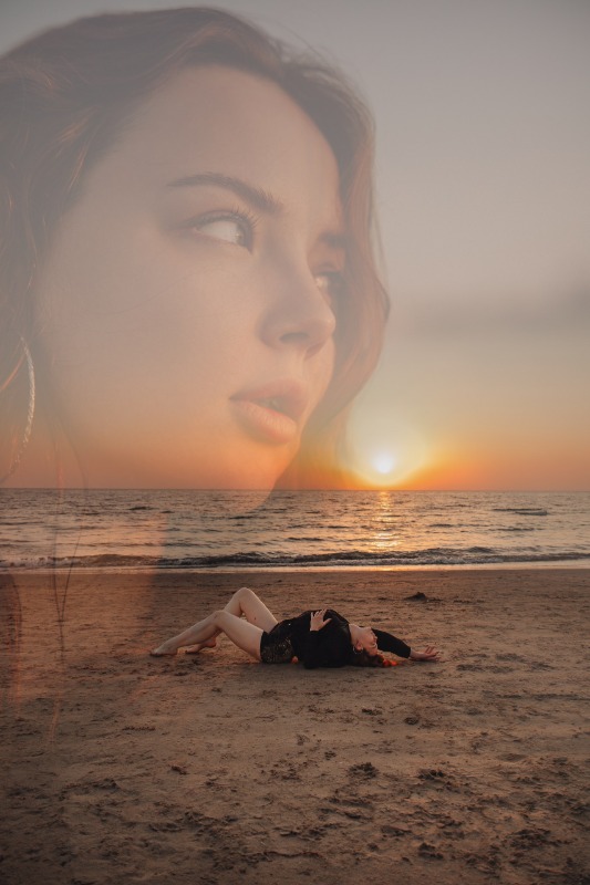 Двойная экспозиция: крупный план лица женщины и силуэт человека на пляже на фоне заката над морем